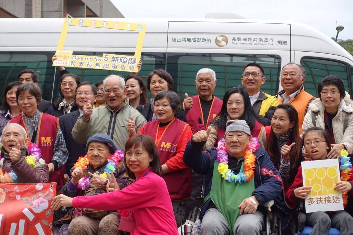 全體來賓在出遊之前留下無障礙旅遊首航紀念